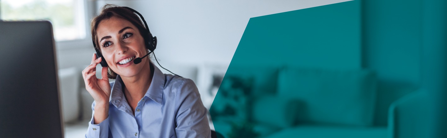 Eine Frau mit Headset arbeitet an einem Computer