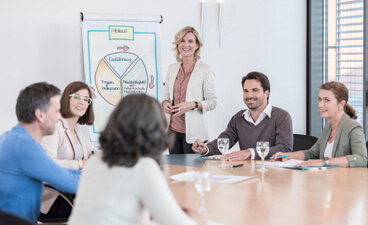 ddn-Arbeitskreis Psychische Gesundheit am Arbeitsplatz Symbolbild: Eine Personengruppe nimmt an einem Seminar teil