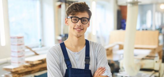 Ein junger Mann am Arbeitsplatz. Symbolbild Leistungen nach § 60 SGB IX