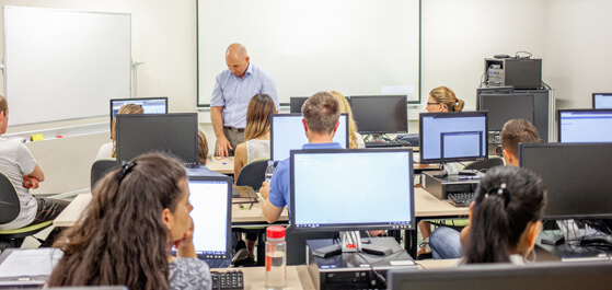 Personen in einem Computer-Unterrichtsraum