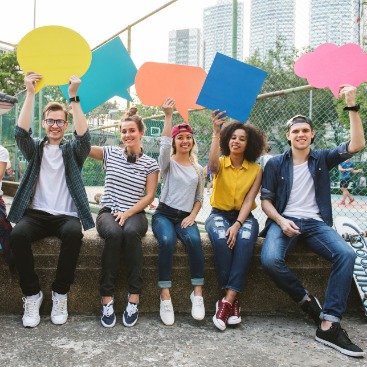 Jugendliche halten bunte Schilder hoch: Symbolbild Ausbildung & Jugendförderung