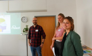 Foto: Anna-Lena Arldt (AOK Plus), Alin Neumann u. Carsten Jakob (beide faw Bautzen) neben dem Whiteboard.