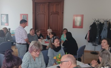 Foto vom vollbesetzen Raum anlässlich des 5. Netzwerktreffens