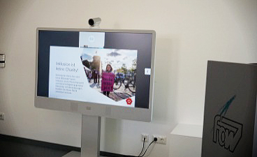 Ein Bildschirm, der die Präsentation während der Veranstaltung zeigt