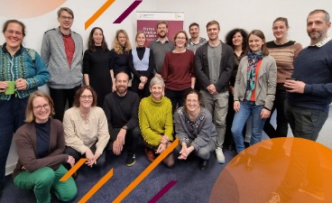 Teaserbild: Das Team des Zukunftszentrums Berlin steht für ein Gruppenbild zusammen 