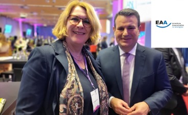 Lena Unfried und Hubertus Heil auf dem Fachkräftekongress Lena Unfried und Hubertus Heil stehen nebeneinander