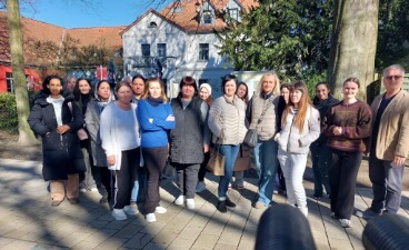 Gruppenfoto der Teilnehmerinnen und Maßnahmenleiters