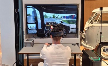 Besucher testet VR-Simulator
