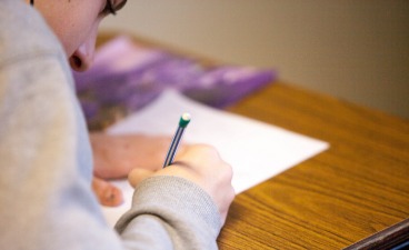 Person schreibt Teaser für Alpha-Kurs Zwickau
