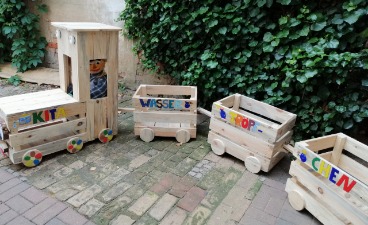 große aus Holz gebaute Lokomotive mit 3 Anhängern für die Kinder zum spielen