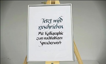 Foto mit Staffelei für Kalligraphie Ausstellung