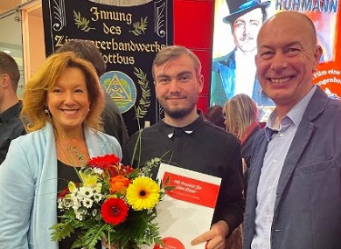 Anja Heinrich, Bürgermeisterin von Elsterwerda mit Daniel Hinzer und einem Vertreter des Ausbildungsbetriebes von Daniel Hinzer bei der Preisverleihung. 
