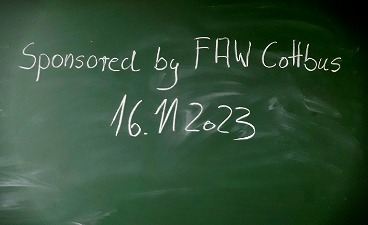 Bild der mit „Sponsored by FAW Cottbus 16.11.2023" beschriebenen grünen Wandtafel.