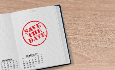 Dargestellt ist ein aufgeschlagener Buchkalender mit dem Stempel "Save the Date".