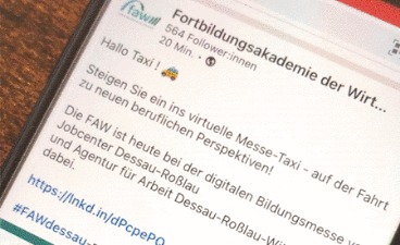 Dargestellt ist ein Beitrag auf LinkedIn, in dem die FAW für ihre Teilnahme am Messe-Taxi in Dessau-Roßlau wirbt. Er wird auf einem Smartphone angezeigt.