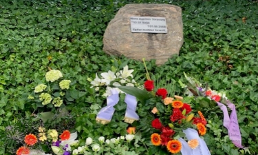 Gedenkstein in Erinnerung an Hans-​Joachim Sbrzesny