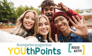 Kompetenzagentur YOUthPoints Zwei Mädchen und zwei Jungen im Alter von etwa 16 Jahren machen gemeinsam ein Selfie. Einer der Jungen steht hinter den anderen dreien. Darunter stehen auf einem weißen Streifen die Logos der Kompetenzagentur YOUthPoints und von Regio Aktiv.