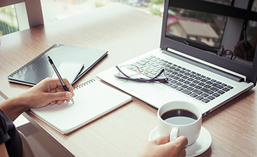 Laptop mit Kaffee