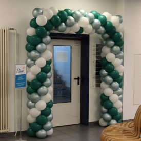 Ballonbogen in türkis und weiß an der Tür zur faw
