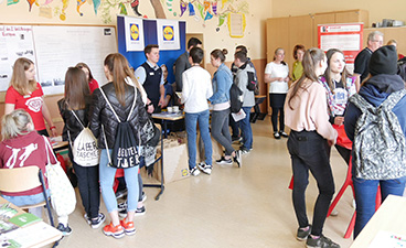Schüler auf der Berufswahlmesse in Schmiedeberg