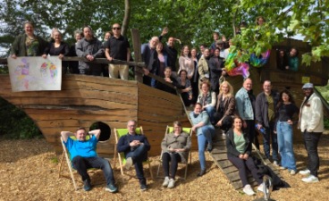 Gruppenfoto anlässlich des Sommerfestes und der Jubiläumsfeier der faw Düsseldorf. 