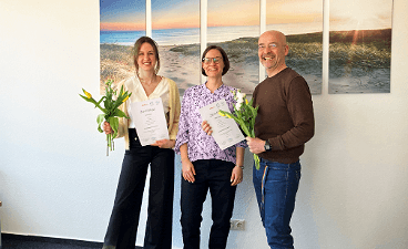 Foto: Zwei neue Rehafachkräfte erhalten Zertifikat von Koordinatorin