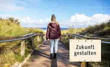 Grafik: Frau geht auf einem Bohlenweg in ihre positive Zukunft. Auf einem Schild steht: Zukunft gestalten.