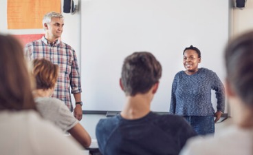 Menschen verschiedener Herkunft bei einer Vorstellungsrunde im Deutschkurs.