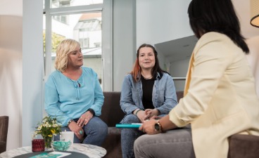 Teaserbild: Drei Frauen sitzen beim Gespräch zusammen