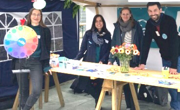 Foto: Das Team des KBS Potsdam, bestehend aus vier Personen, steht hinter seinem Stand.