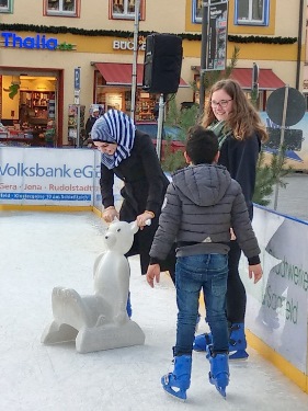 Besuch der Eislaufbahn Teilnehmende und Mitarbeitende des Cafe WunDer beim Eislaufen.