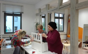 Teilnehmende und Mitarbeitende gestalten die Räumlichkeiten des Cafe WunDer