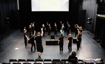 Projekt KuKu Aufwärmübungen Jugendliche wärmen sich vor der Theaterprobe für das Spielen auf.
