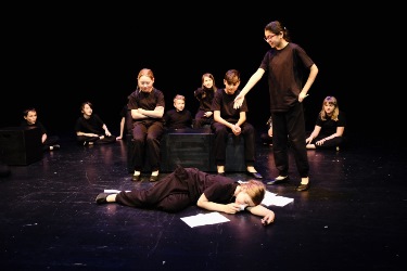 Textproben Jugendliche proben den Text für das Theaterstück