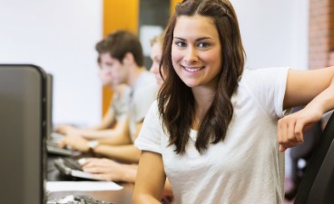 Teaserbild: Junge Frau im Computerkurs
