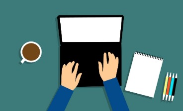 Dargestellt ist eine Illustration eines Laptops, der durch einen Menschen bedient wird. Daneben sieht man eine Kaffeetasse, einen Schreibblock und einige Stifte.
