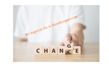Beispielbild: EIne Hand verschiebt Holzklötze von „CHANGE” zu „CHANCE”; Text: Wir begleiten Sie im Bewerbungsprozess.