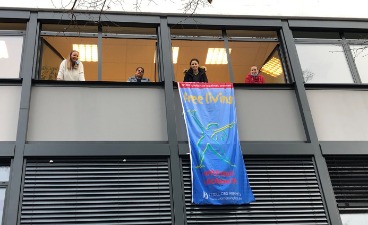 Projektteilnehmerinnen zeigen Flagge gegen Gewalt
