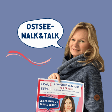 Foto: Britta Müller auf lilablauem Hintergrund mit illustrierter Sprechblase in der „Ostsee-Walk&Talk“ steht. In der Hand ein Plakat.