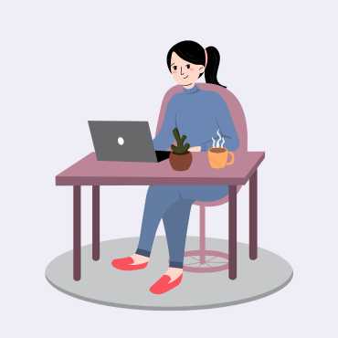 Eine lachende und entspannte Frau sitzt am Schreibtisch und arbeitet. Neben ihr steht ein heißes Getränk.