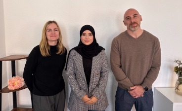 Foto: Nishtiman Waisi steht mittig neben Juliane Schult-Barthel und Nenad Peric.