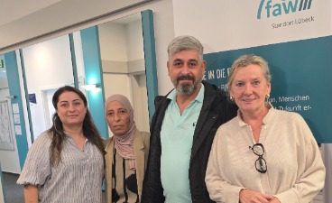 Foto von Rashid samt seiner Ehefrau und Mutter sowie einer Mitarbeiterin der faw.