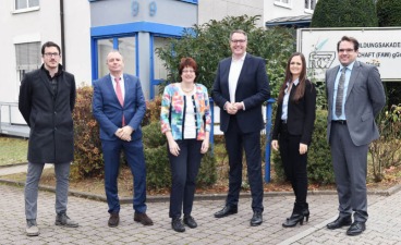 Gruppenbild: Minister Schweitzer mit vier Unternehmervertretern vor der FAW Akademie Mainz