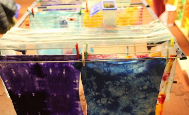 Wäscheständer mit selbst gebatikten Tüchern in bunten Farben
