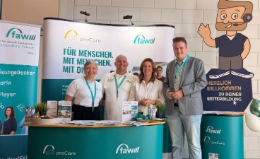 Foto: Mitarbeitende und Besucher*innen am Stand der faw Mainz bei der Karrieremesse.