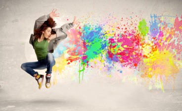 Springende Frau mit bunten Farben