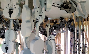 Ausstellungsstücke, Geigen hängen im Pavillon Instrumentenbau 