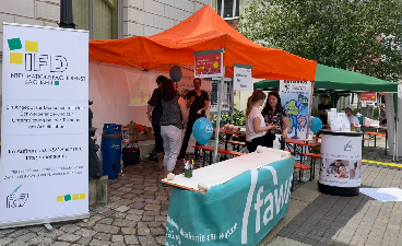 Ein bunter Infostand der FAW Plauen ist zu sehen.