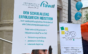 Zwei Roll-ups zeigen die Angebote der FAW.