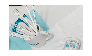 Foto: faw-Werbematerialien auf einem Tisch: Kaffeetasse, darin Bleistifte und Kugelschreiber, sämtlich mit faw-Logo.